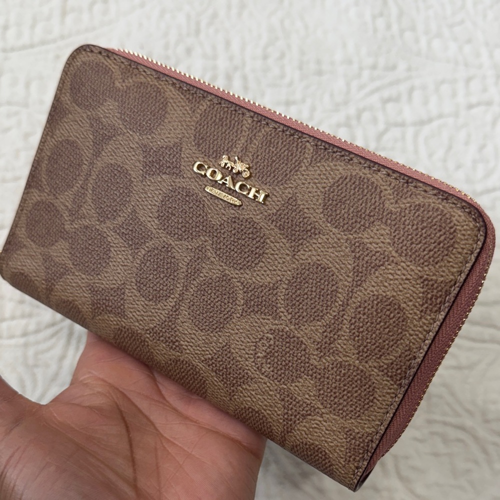 SOLD——Coach Signature Canvas Medium ID Wallet